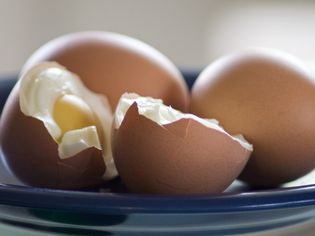 煮熟的鸡蛋切成两半