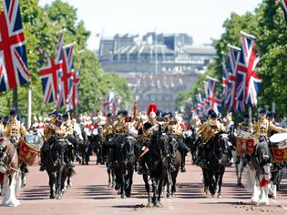 英国为女王举行的鼓马游行